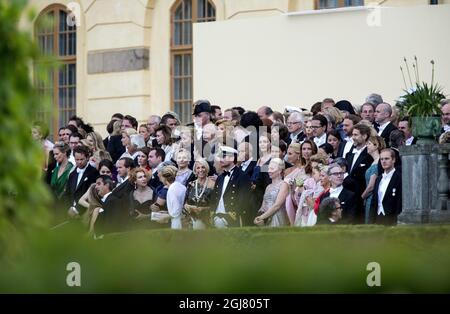 STOCKHOLM 20130608 die Gäste warten auf der Treppe, als Prinzessin Madeleine und Christopher O`Neill am 8. Juni 2013 im Schloss Drottningholm ihr Hochzeitsessen feiern. Foto: Christine Olsson / SCANPIX / kod 10430 Stockfoto